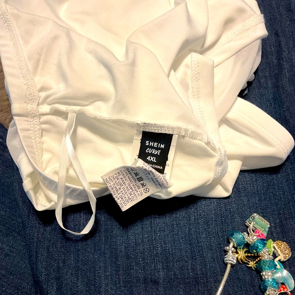 SHEIN Tops - Crop top
SHEIN
4x
White
Like new